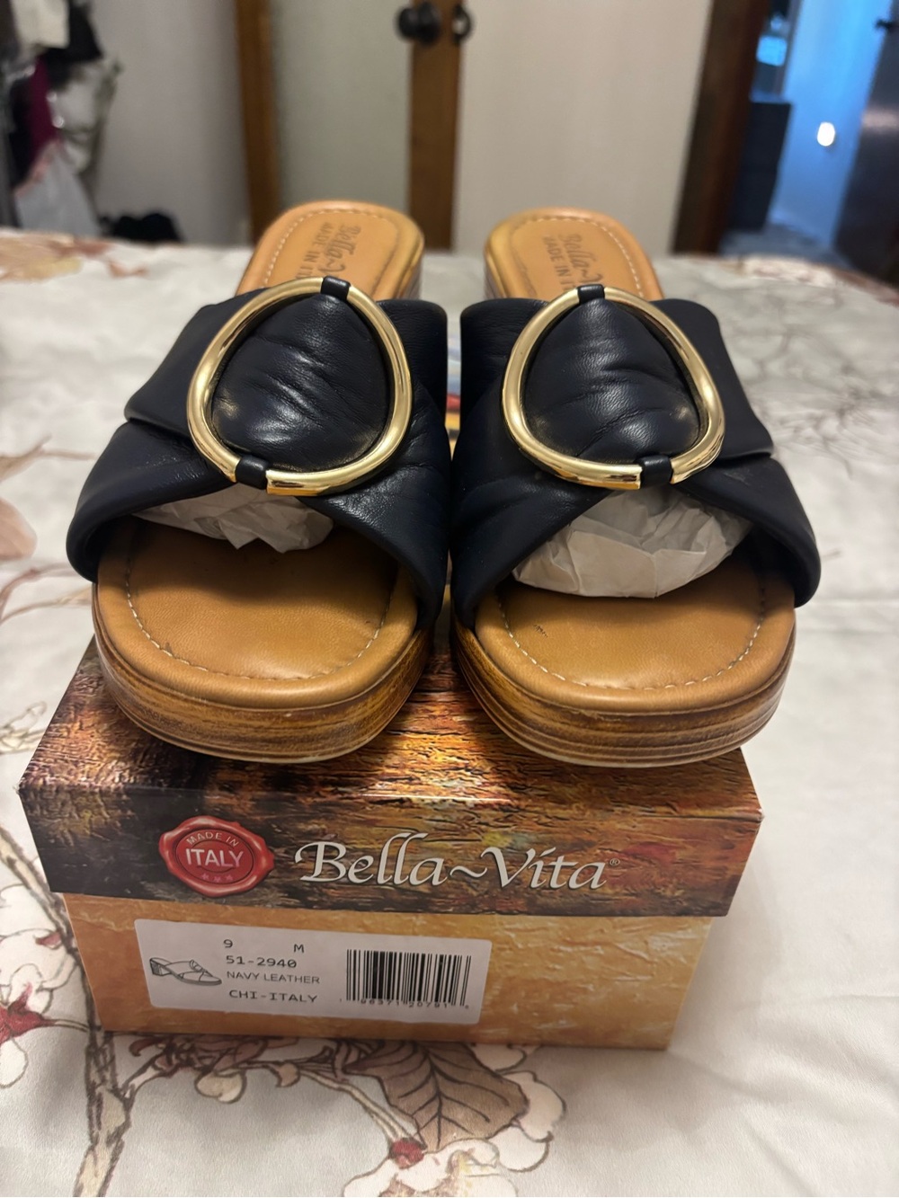 Bella Vita Women’s Chi-Italy Sandals. Navy blue leather with Gold accent. Size 9